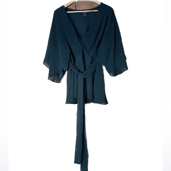 City chic emerald green top. Size L (20) flowing sleeves. Elastic at the back - Picture 2 of 11